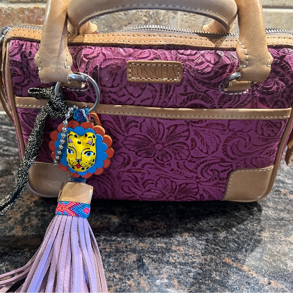 Gorgeous tooled leather. Mena luncheon slightly used. Xposted